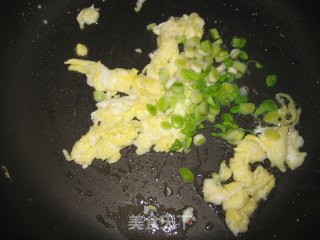 蒜香蛋炒饭的做法步骤：2