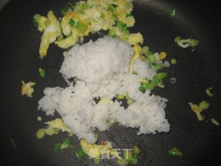 蒜香蛋炒饭的做法步骤：2