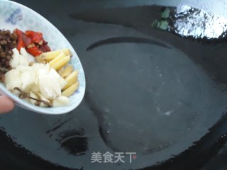 红烧麻辣虾菇的做法步骤：2