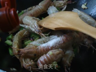 红烧麻辣虾菇的做法步骤：2