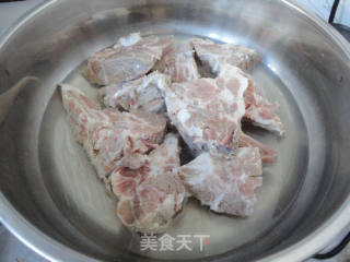 西瓜皮炖颈骨的做法步骤：2