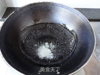 西瓜皮炖颈骨的做法步骤：2