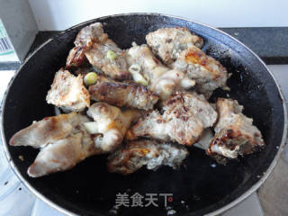 西瓜皮炖颈骨的做法步骤：2