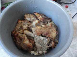 西瓜皮炖颈骨的做法步骤：2