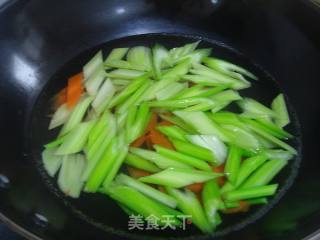 西芹拌腐竹的做法步骤：3
