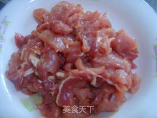 金针瘦肉粉丝汤的做法步骤：2