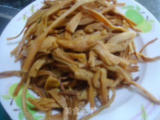 金针瘦肉粉丝汤的做法步骤：2
