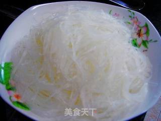 金针瘦肉粉丝汤的做法步骤：2