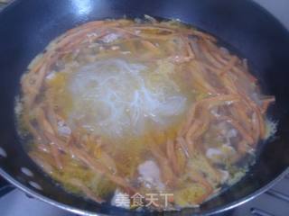 金针瘦肉粉丝汤的做法步骤：2