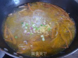 金针瘦肉粉丝汤的做法步骤：2