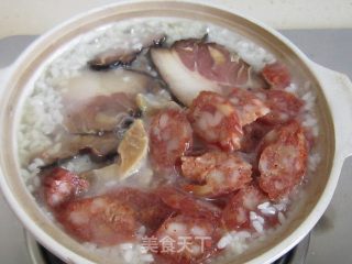 熏肉香肠煲仔饭的做法步骤：2