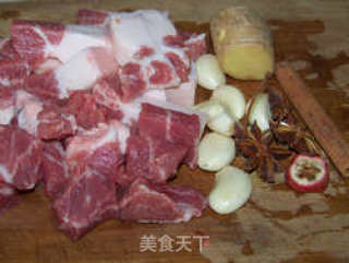 胡萝卜红烧肉的做法步骤：2