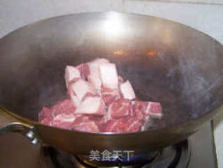 胡萝卜红烧肉的做法步骤：2