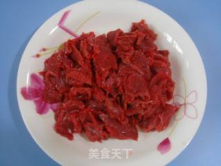 莴笋泡椒炒牛肉的做法步骤：2