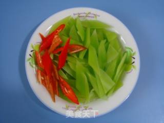 莴笋泡椒炒牛肉的做法步骤：2