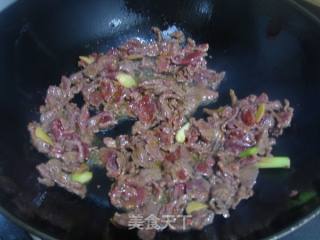 莴笋泡椒炒牛肉的做法步骤：2