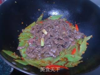 莴笋泡椒炒牛肉的做法步骤：2