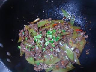 莴笋泡椒炒牛肉的做法步骤：2