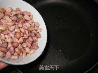 椒盐煮花生的做法步骤：2