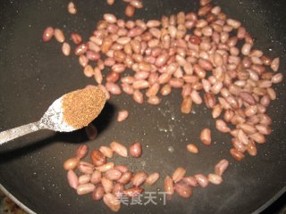 椒盐煮花生的做法步骤：2