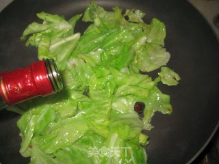 炝炒莲花白的做法步骤：2