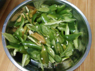 青椒炒肉的做法步骤：2