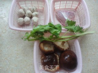 香菇丸子肉片汤的做法步骤：2