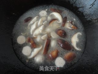 香菇丸子肉片汤的做法步骤：2