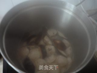 香菇丸子肉片汤的做法步骤：2