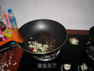 炒酸辣西瓜皮的做法步骤：3