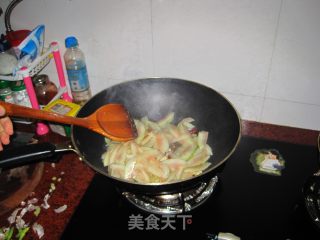 炒酸辣西瓜皮的做法步骤：3