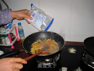 炒酸辣西瓜皮的做法步骤：3