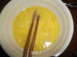 鱼肠煎蛋的做法步骤：2