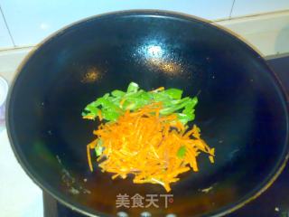 快手家常菜-胡萝卜青椒炒蛋的做法步骤：3