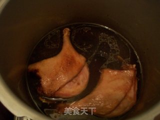 卤鸭腿的做法步骤：2
