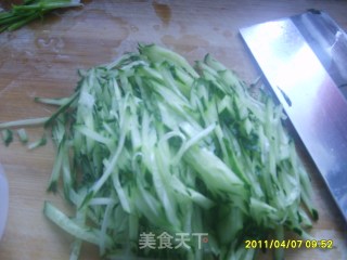 凉拌黄瓜鸡蛋丝的做法步骤：2