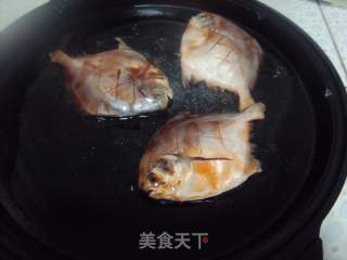 酱烧鲳鱼的做法步骤：2