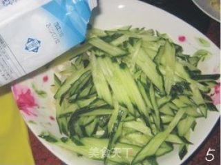 黄瓜凉拌金针菇的做法步骤：3