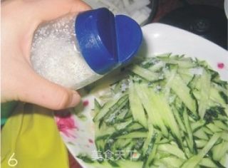 黄瓜凉拌金针菇的做法步骤：3