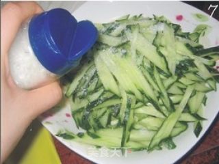 黄瓜凉拌金针菇的做法步骤：3