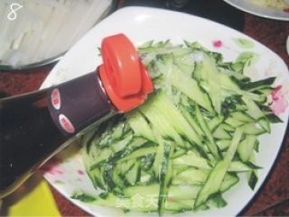 黄瓜凉拌金针菇的做法步骤：3