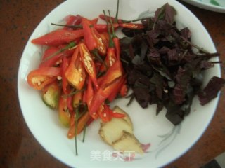 紫苏炒粉肠的做法步骤：2