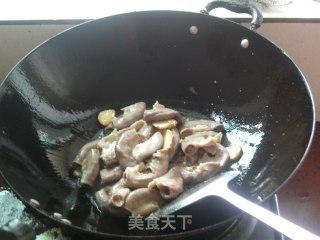 紫苏炒粉肠的做法步骤：2