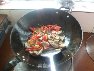 紫苏炒粉肠的做法步骤：2