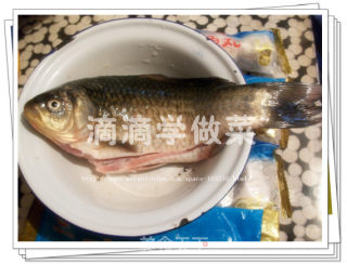 鲫鱼小火锅的做法步骤：2
