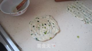 葱油饼的做法步骤：2