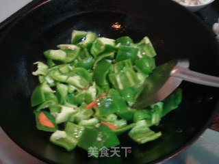 青椒炒墨鱼的做法步骤：3