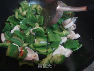 青椒炒墨鱼的做法步骤：3