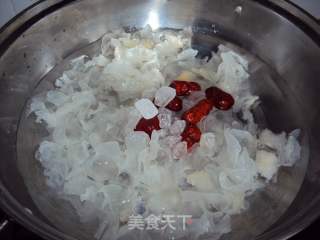 银耳红枣糖水的做法步骤：2