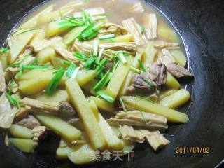 土豆炖腐竹的做法步骤：2